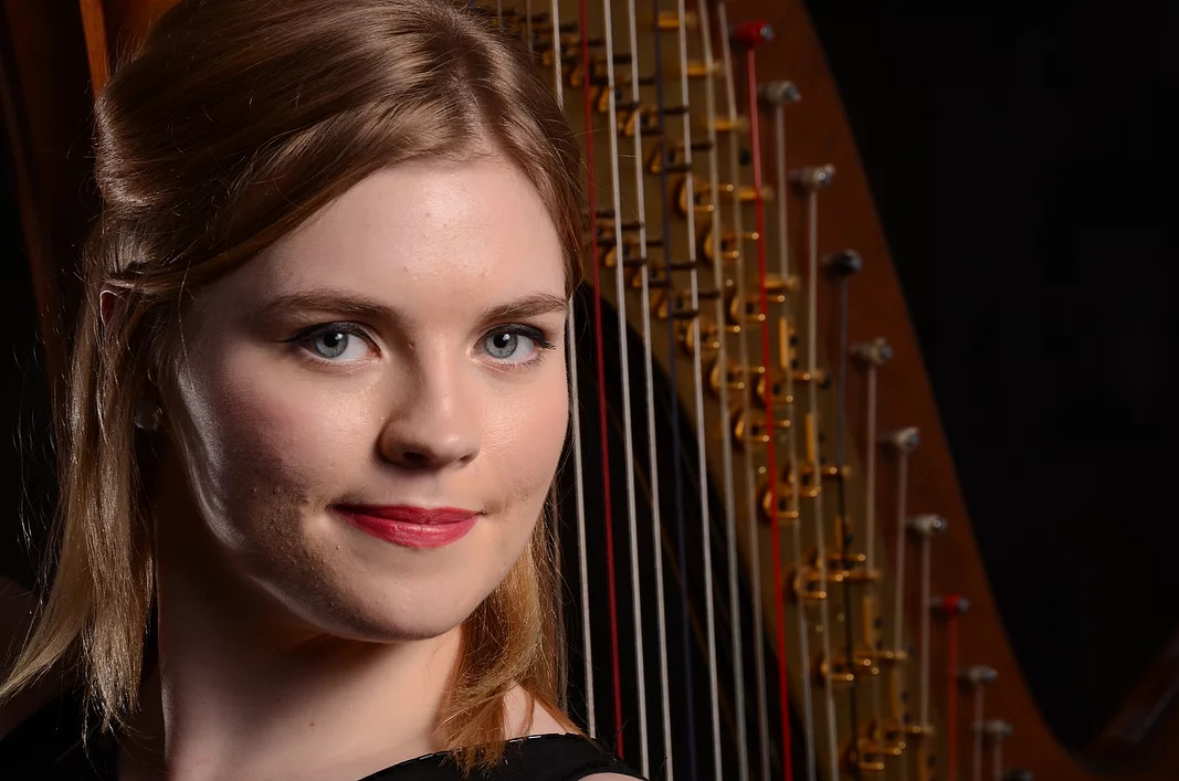 Beautiful-English-Harpist