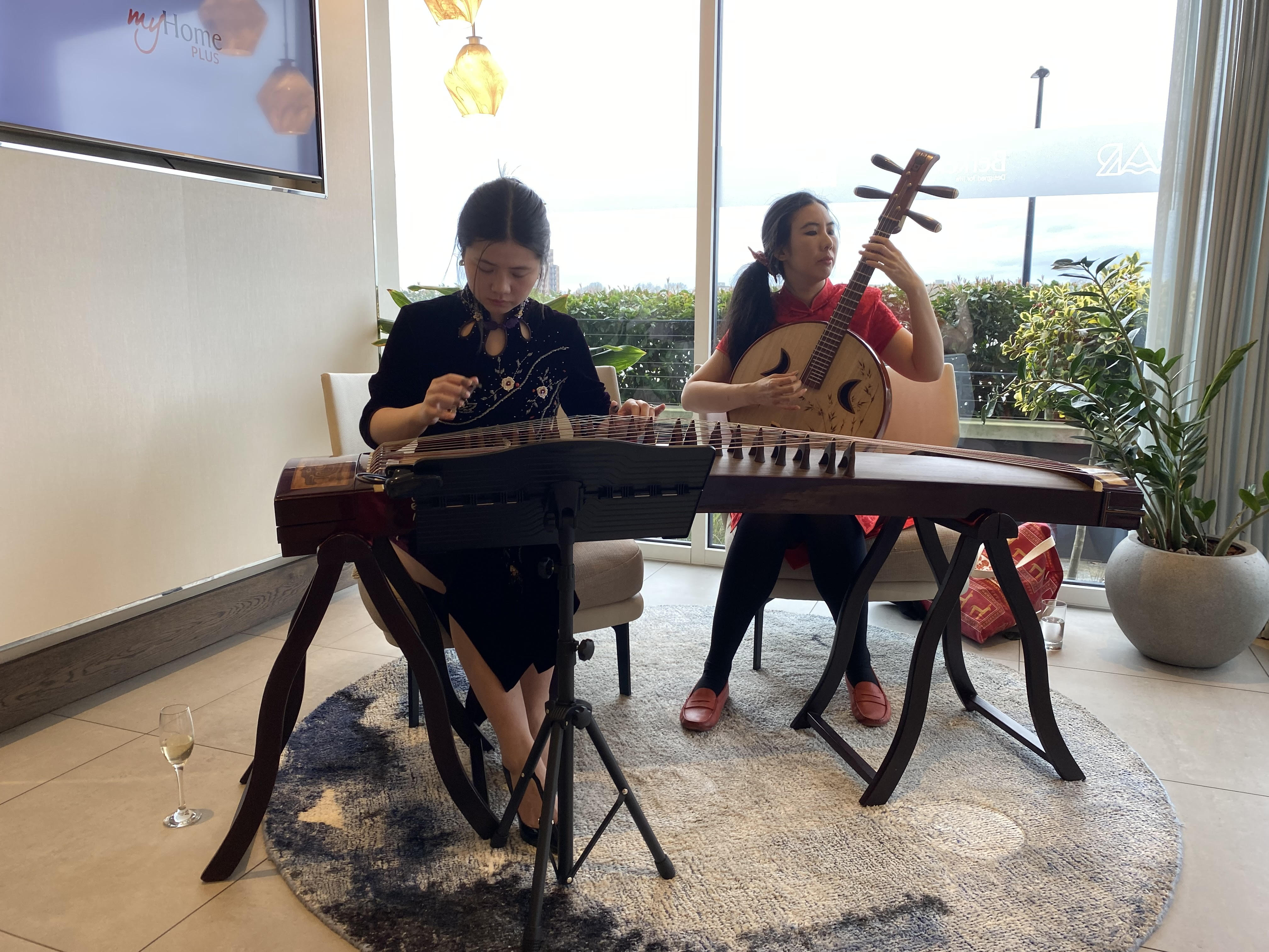 Anqi Qu - Guzheng zither, Elaine Yu - Zhongruan lute. - London Chinese Musicians